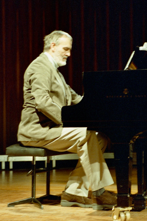 Heömut Lachenmann am Klavier